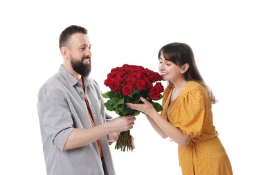 Adam beyaz arka planda sevgilisine kırmızı gül buketi sunuyor.