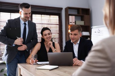 Pazarlama. İş adamlarından oluşan bir ekip ofiste birlikte çalışıyor.