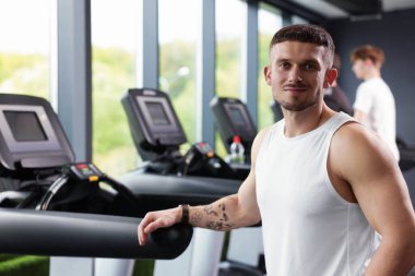 Spor merkezinde profesyonel kişisel antrenör portresi