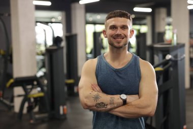 Spor salonundaki profesyonel kişisel antrenör portresi. Metin için boşluk