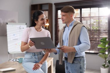 Pazarlama. Dizüstü bilgisayarlı iş adamları ofiste birlikte çalışıyor.