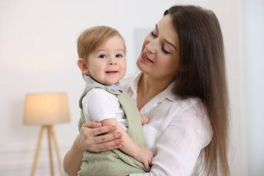 Onun şirin bebek evde annesiyle