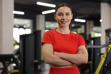 Spor salonundaki profesyonel kişisel antrenör portresi