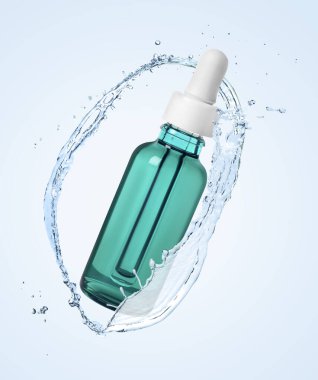 Bir şişe nemlendirici serum ve su hafif arka planda havaya sıçrıyor.