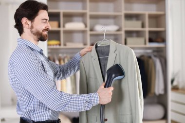 Kapalı alanda buharlı adam ceketi.