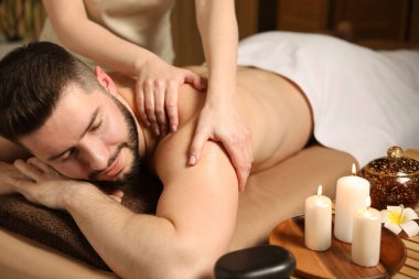 Adam spa salonunda masaj yaptırıyor.