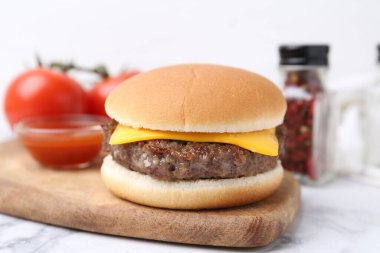 Lezzetli çizburger beyaz mermer masada, yakın plan.