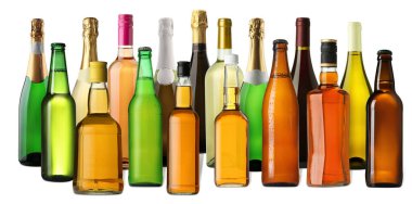 Beyaz arka planda farklı türde alkollü içecekler bulunan şişeler, set