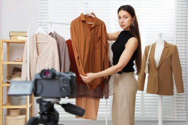 Profesyonel stilist kamerayı kapalı mekanda çekiyor.