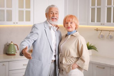 Birlikte mutfaktaki son sınıf çifti.