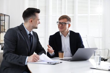 Pazarlama. Ofiste birlikte çalışan iki meslektaşım.