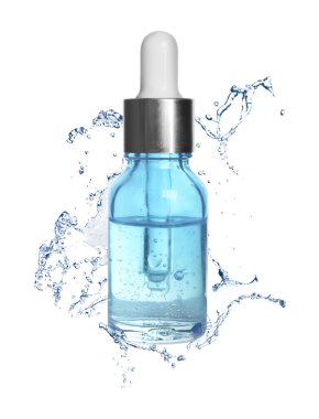 Bir şişe nemlendirici serum ve su beyaz arka planda havaya sıçrıyor.