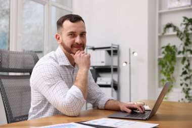 Ofiste masa başında çalışan yakışıklı bir adam. Metin için boşluk