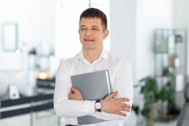 Ofisinde dosyası olan yakışıklı bir adamın portresi.