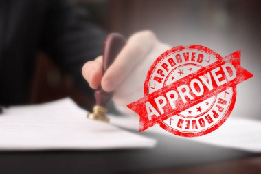 Tablo ve kırmızı damgada belge damgalayan adam onaylandı