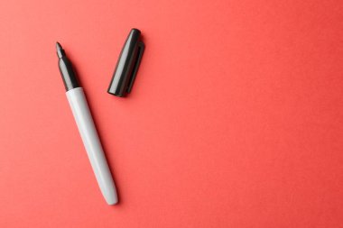 Kırmızı arka planda bir siyah işaret, üst manzara. Metin için boşluk