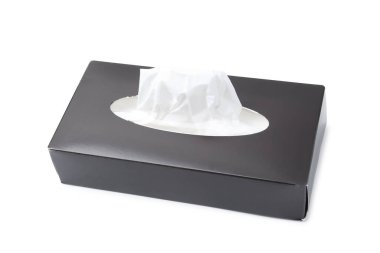 Beyaz mendillerle izole edilmiş kağıt mendillerle dolu kutu.