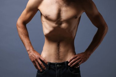 Gri arka planda anoreksiden muzdarip bir adam, yakın plan.