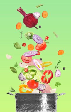 Taze sebze ve et, yeşil arkaplana karşı tencereye düşüyor.