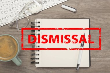 Tahta masadaki defter üzerinde kırmızı damga, üst görünüm