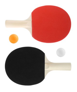 ping pong raketleri ve topları üzerinde beyaz izole