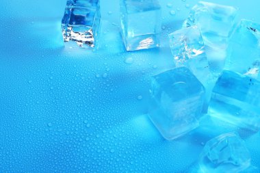 Açık mavi zemin üzerinde açık buz küpleri, yakın plan. Metin için boşluk