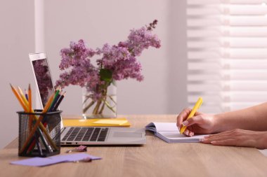 Ofiste masa başında çalışan bir kadın, yakın plan.