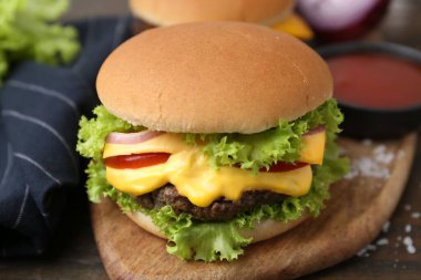 Masada soslu leziz bir çizburger, yakın plan.