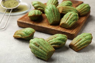 Açık gri masada nefis kibrit makarnalı kekler, yakın plan.