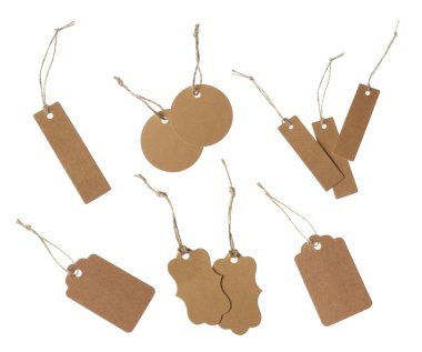 Beyaz arka planda bir sürü boş etiket, kolaj. Tasarım için model