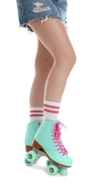 Beyaz arka planda patenli kadın, yakın plan.