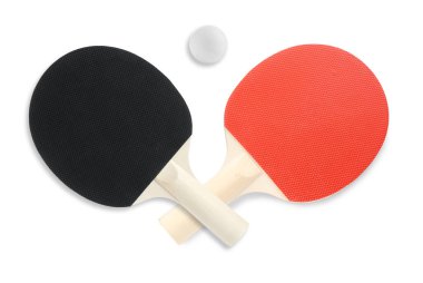 Ping pong raketleri ve topu beyaza izole edilmiş.