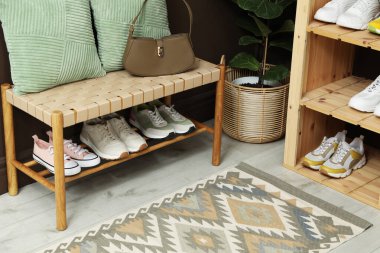 Girişteki raflarda farklı ayakkabılar var. Ayakkabı deposu