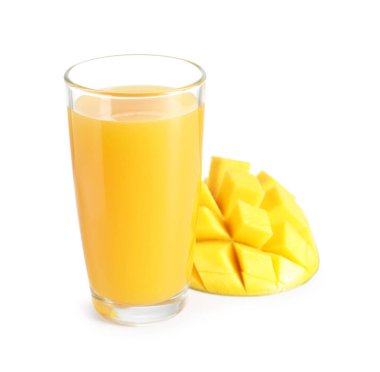 Bardakta lezzetli mango suyu ve beyaz üzerine izole edilmiş taze meyve.