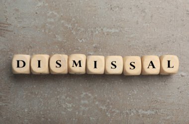 Sözcük Kovma Gri desenli arka planda tahta küplerden yapılmış, üst görünüm