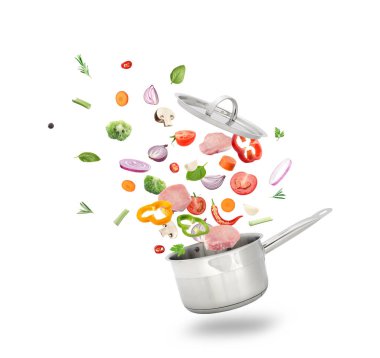 Taze sebzeler, et ve tencere beyaz arka planda.