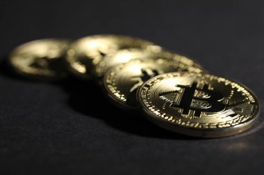 Kripto para birimi. Gri arkaplanda altın bitcoinler, yakın plan