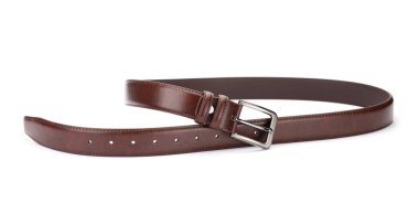 Bir kahverengi deri kemer beyaza izole edilmiş.