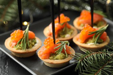 Lezzetli kanepeler ve Noel dekorasyonu masada, yakın plan.