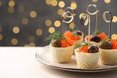 Bulanık ışıklara karşı beyaz masada nefis kanepeler, yakın plan. Metin için boşluk