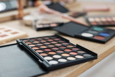 Kapalı mekanda, kapalı mekanda farklı makyaj ürünleri