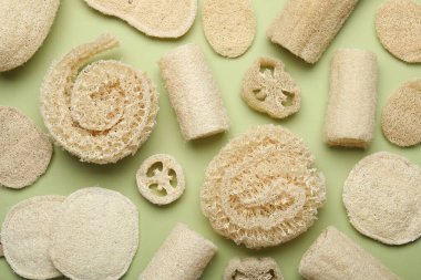 Yeşil arka planda doğal lif süngerleri, düz yatış