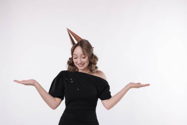 Doğum günü kutlaması. Beyaz arka planda parti konisi ve konfeti olan bir kadın. Metin için boşluk