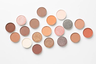 Beyaz arka planda güzel göz farı dolgu kapları, düz yatış