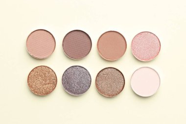 Bej arka planda güzel göz farı dolgu kapları, düz yatış