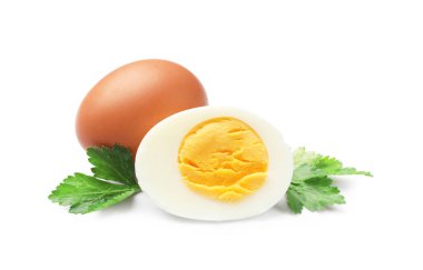 Beyaz arka planda haşlanmış yumurta ve maydanoz.