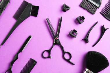 Menekşe arka planda farklı kuaför araçları, düz yatıyordu