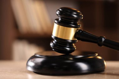 Hakimin tokmağı ahşap masada bulanık arka planda, yakın plan