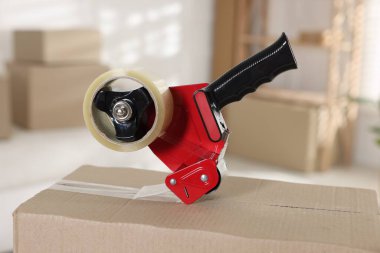 Kapalı alandaki karton kutuda yapıştırıcı bantlı şeker kutusu.