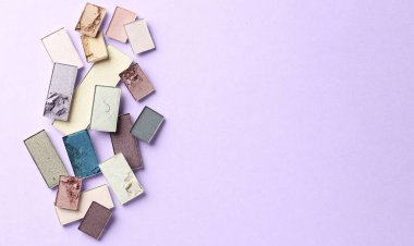 Eflatun arka planda güzel göz farı dolguları, düz bir döşeme. Metin için boşluk